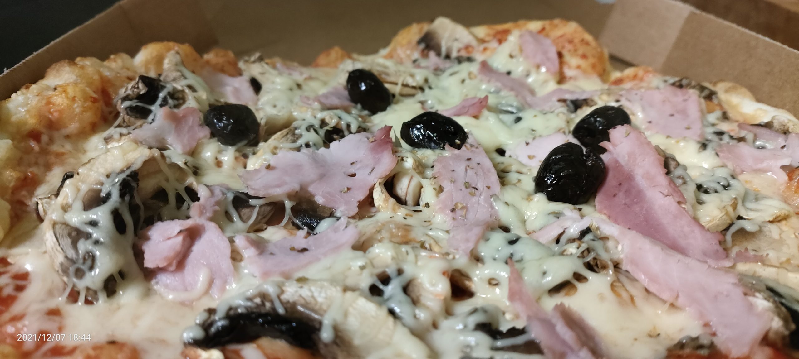 Lire la suite à propos de l’article La pizza Reine : La royauté dans votre assiette