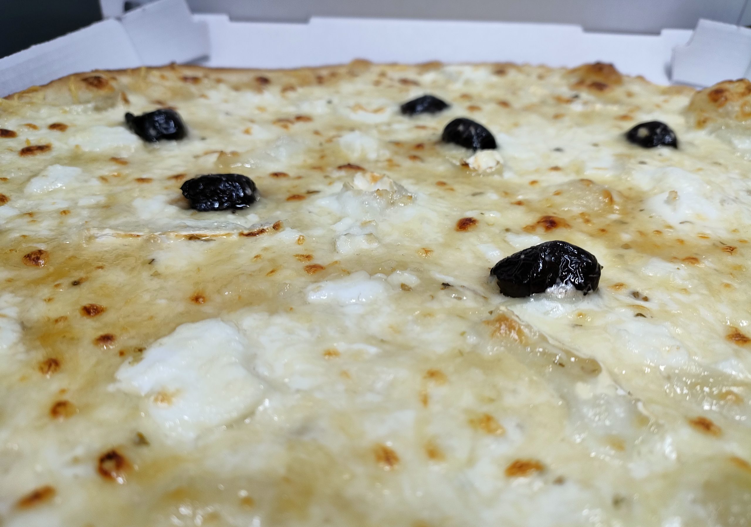 Lire la suite à propos de l’article La pizza Chèvre Miel : Le mélange sucré-salé tant apprécié